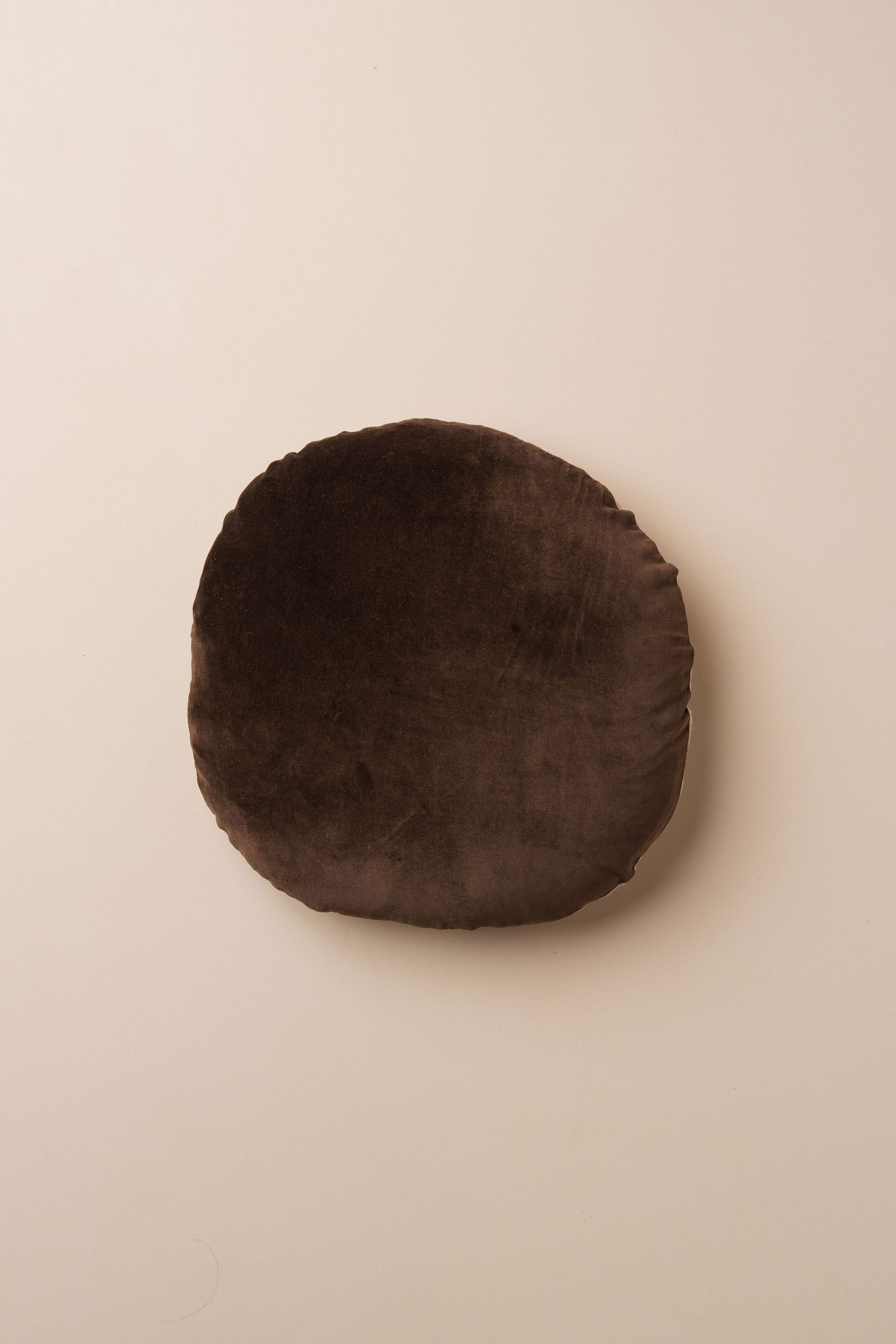 Linen/Velvet Round Cushion | Chocolate - - - Saardé - Saardé.