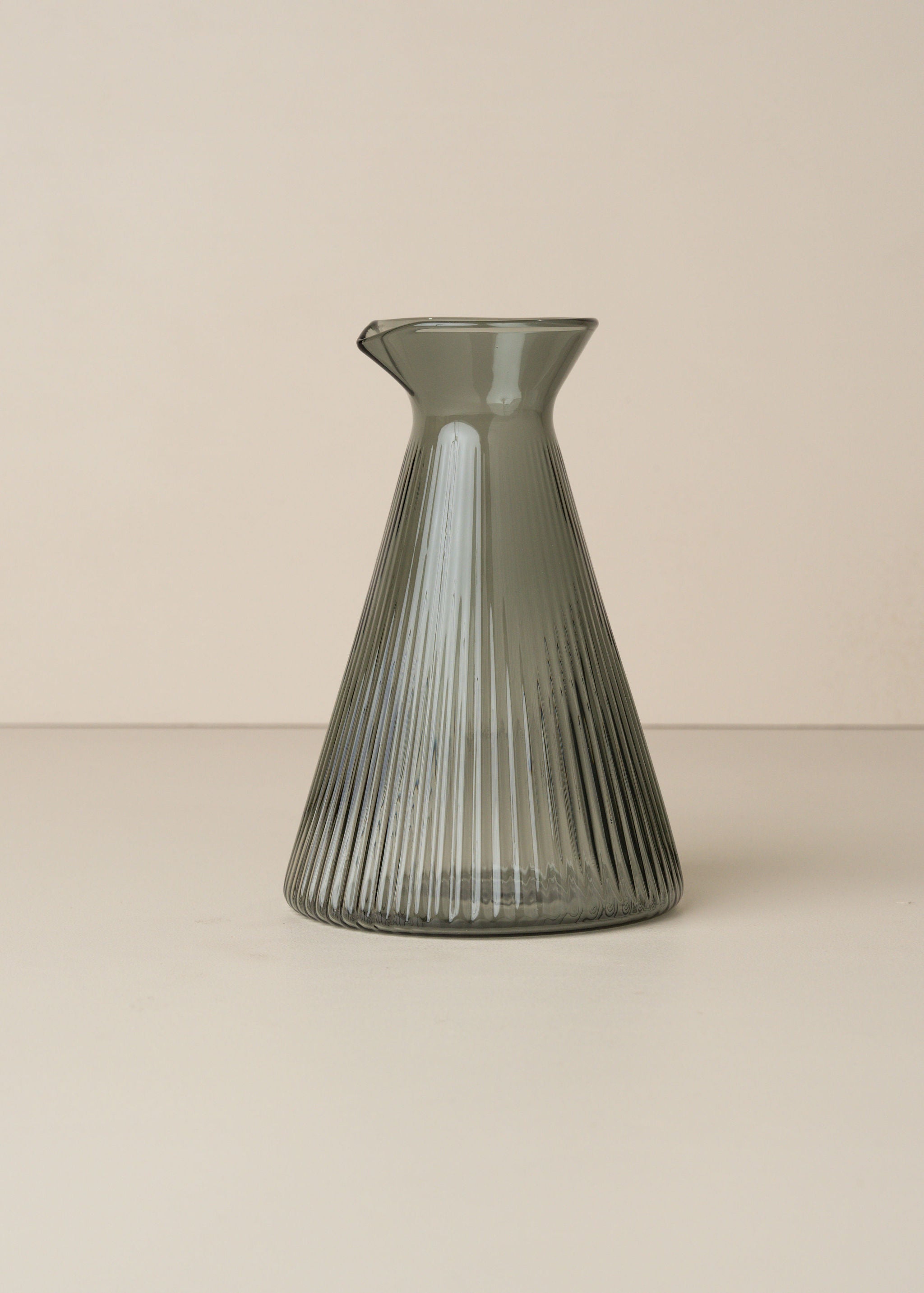 Kairos Angular Carafe | Smoke - - - Saardé - Saardé.