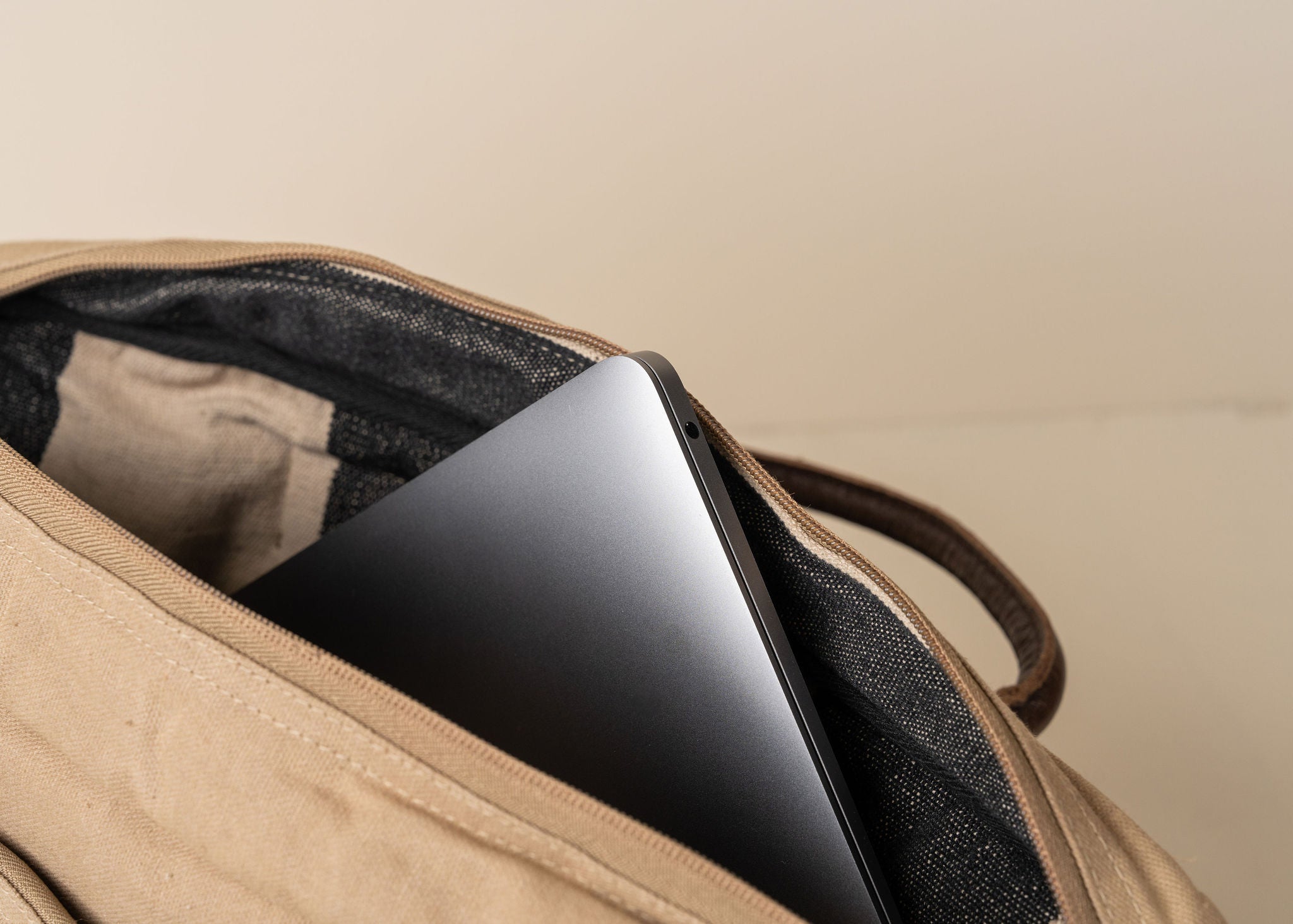 Journey Canvas Laptop Bag | Caramel - - - Saardé - Saardé.
