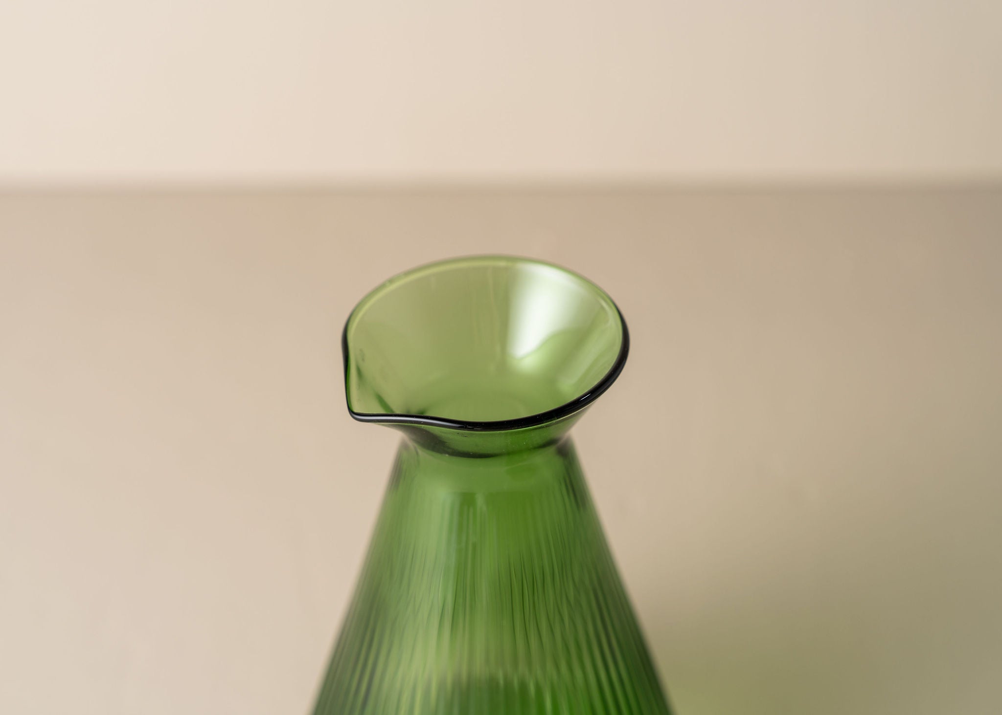 Kairos Angular Carafe | Green - - - Saardé - Saardé.