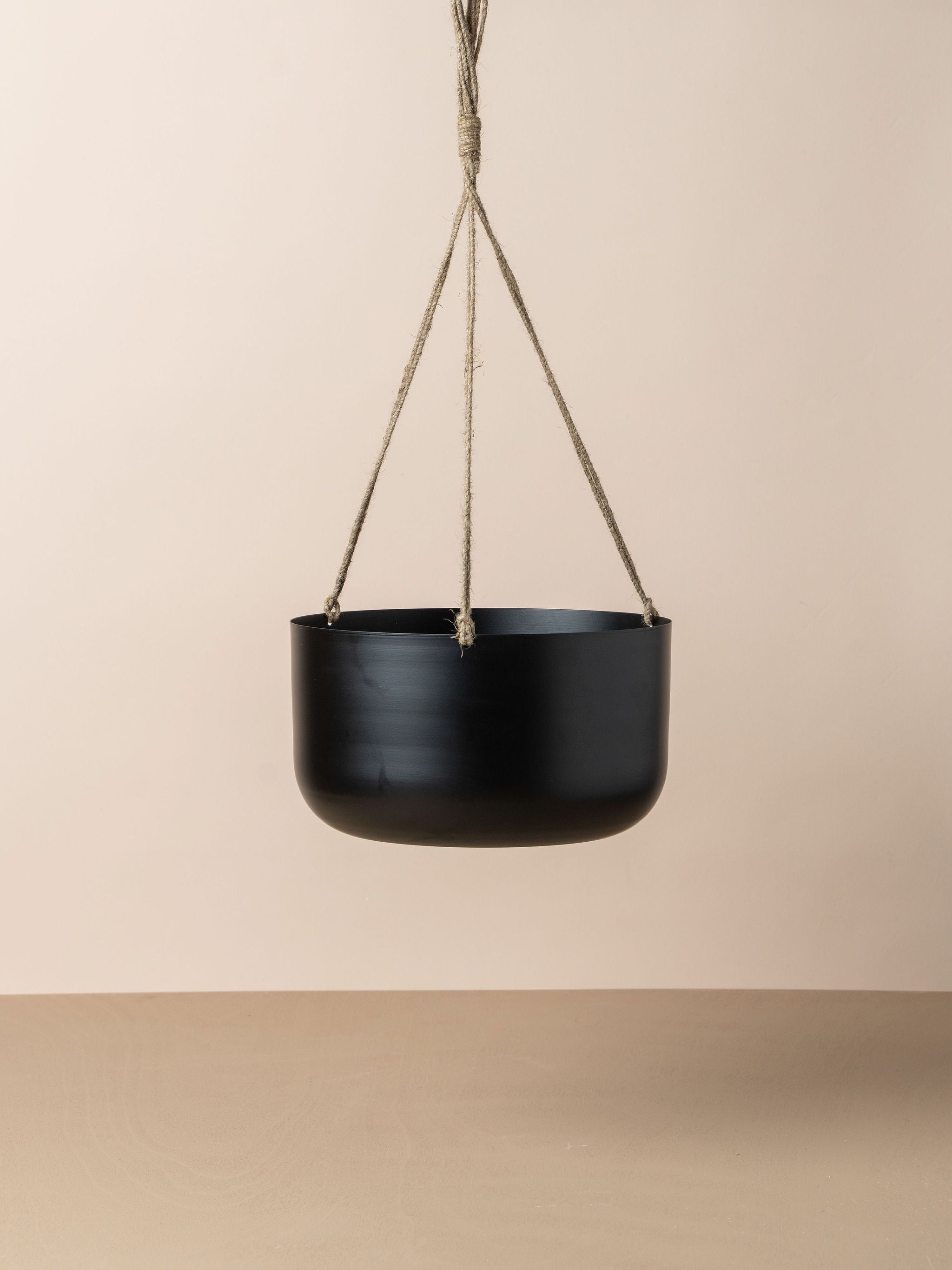 Yaamur Metal Hanging Planter | Black - - - Saardé - Saardé.