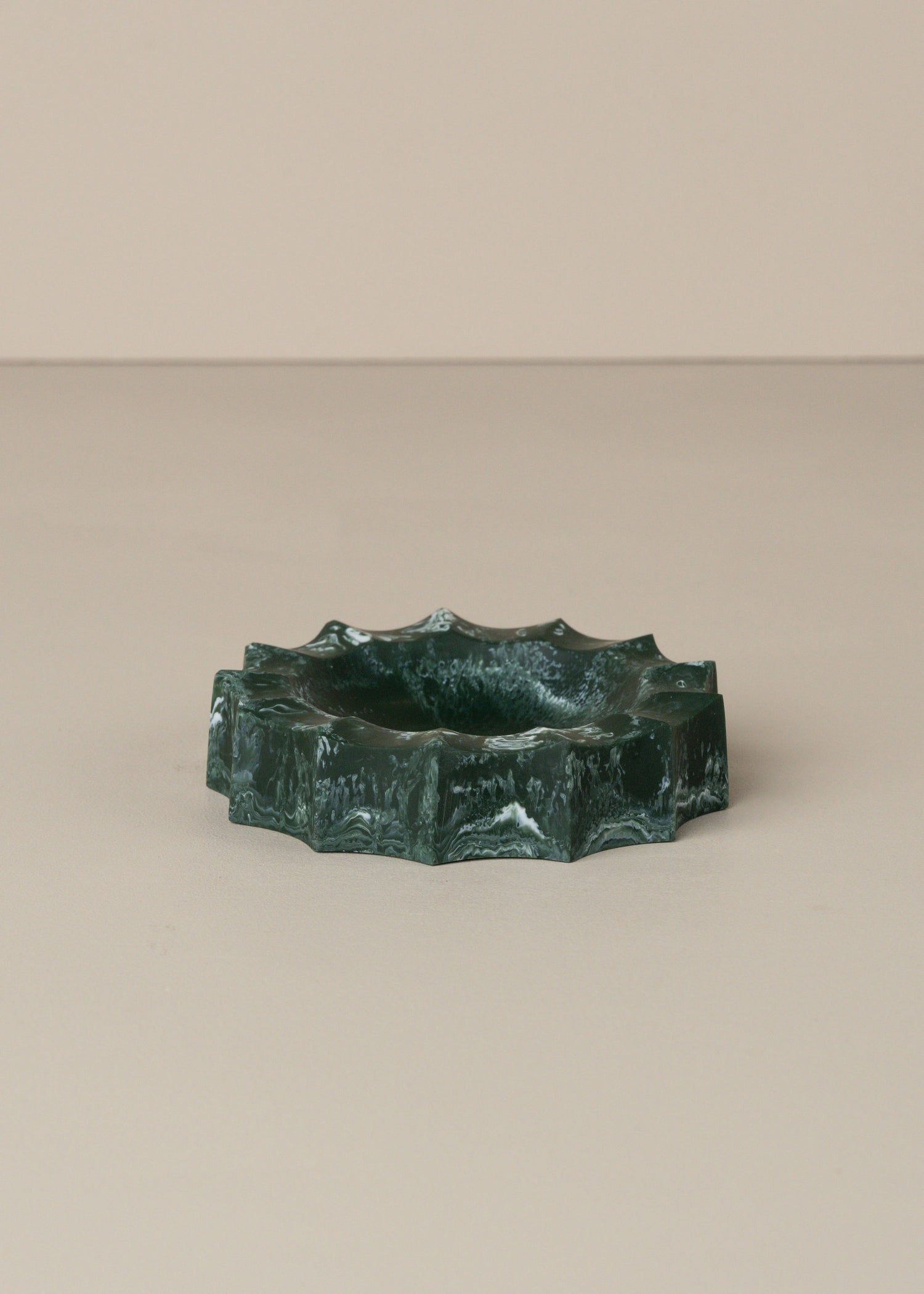 Flow Resin Sun Dish | Dark Jade - - - Saardé - Saardé.