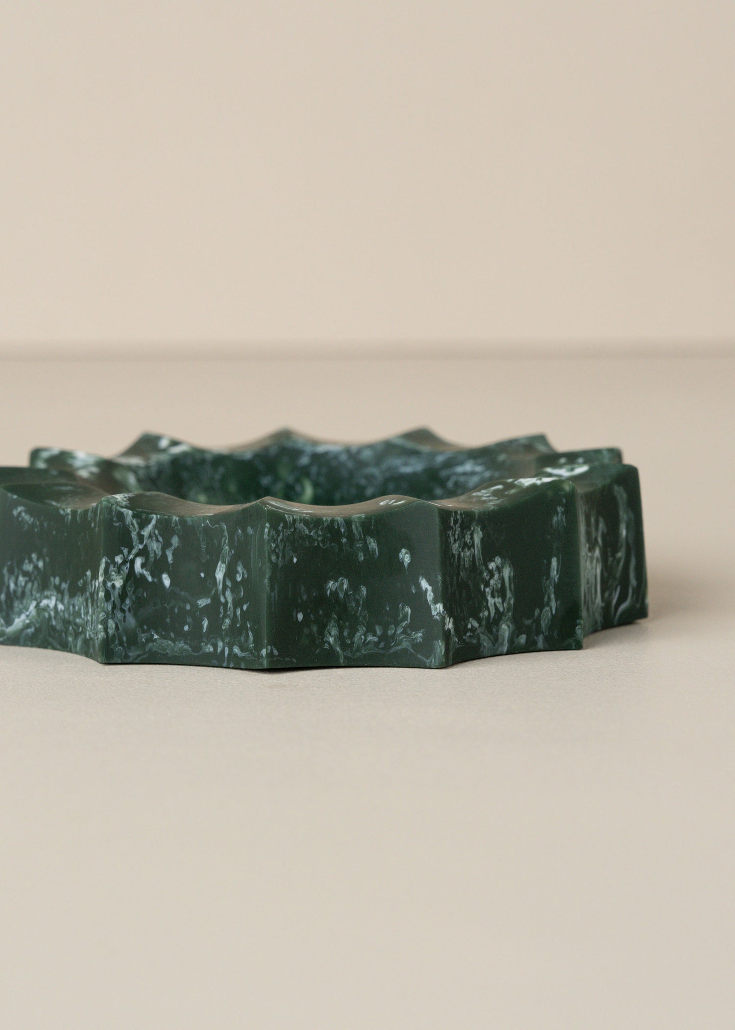 Flow Resin Sun Dish | Dark Jade - - - Saardé - Saardé.