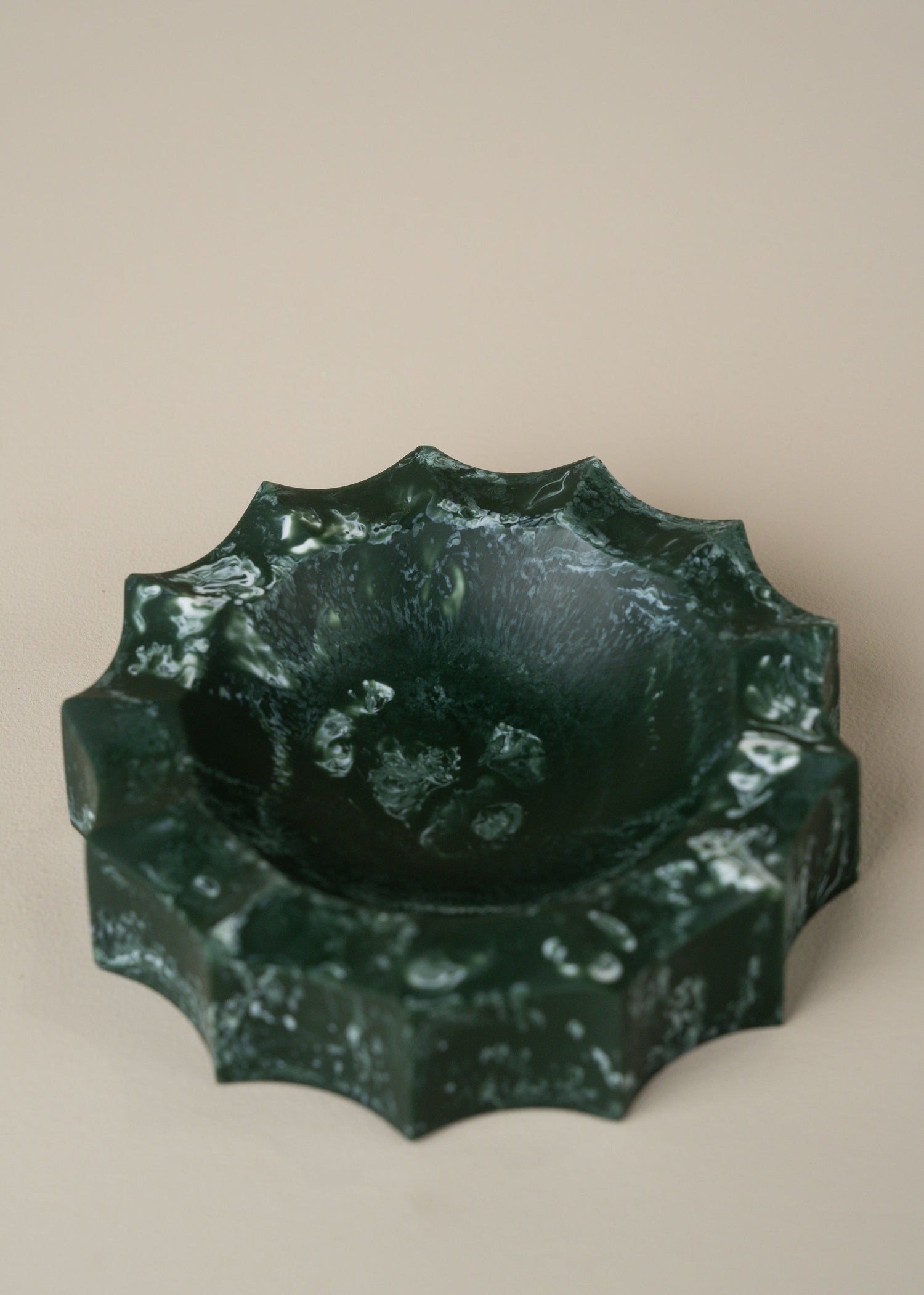 Flow Resin Sun Dish | Dark Jade - - - Saardé - Saardé.