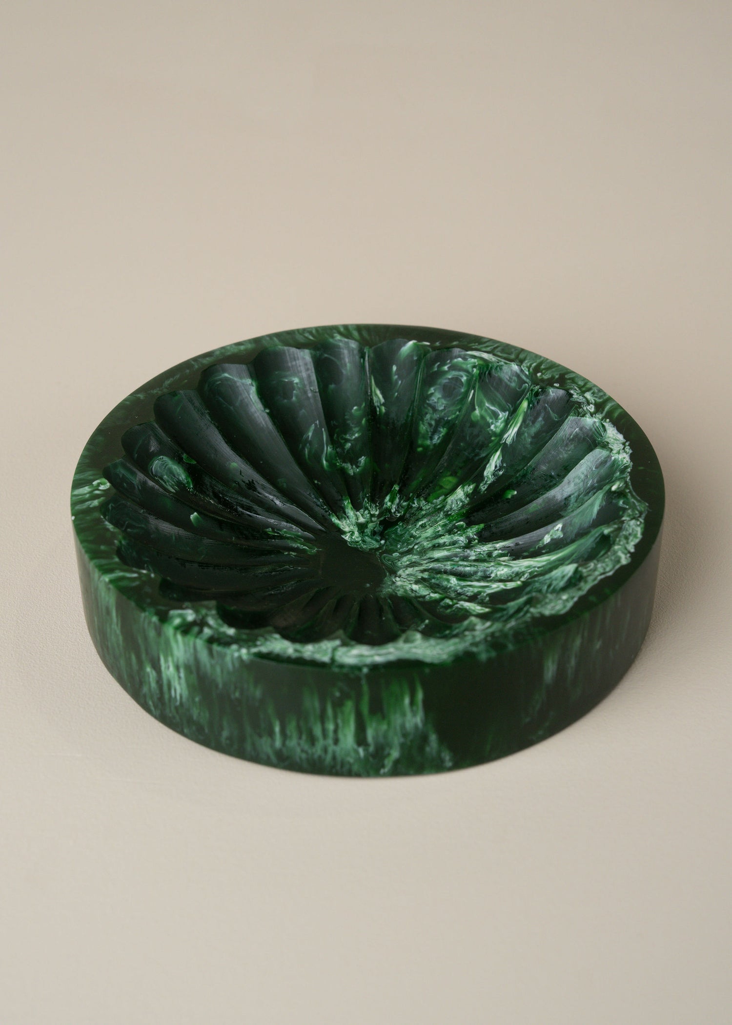 Flow Resin Dish | Dark Jade - - - Saardé - Saardé.