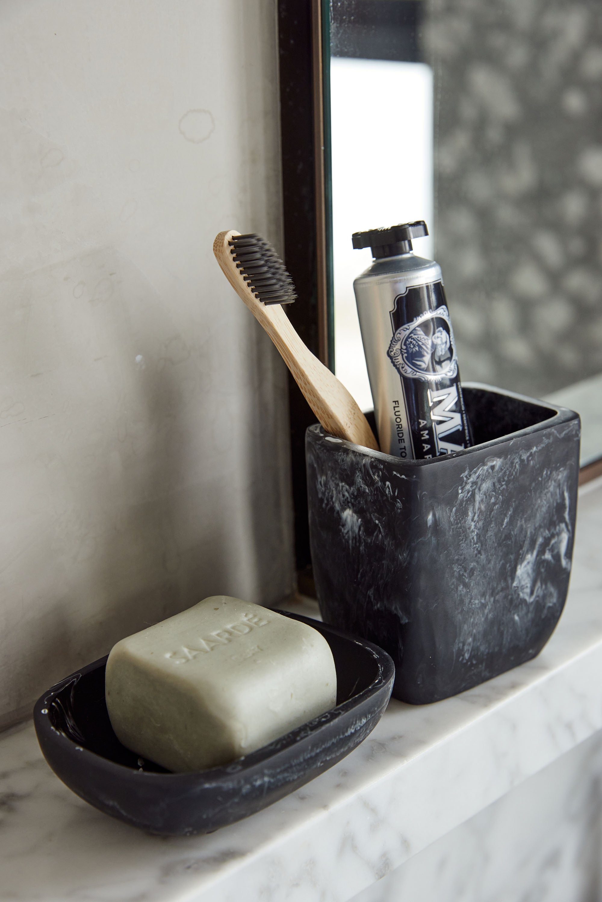 Flow Resin Toothbrush Holder | Ash Black - - - Saardé - Saardé.