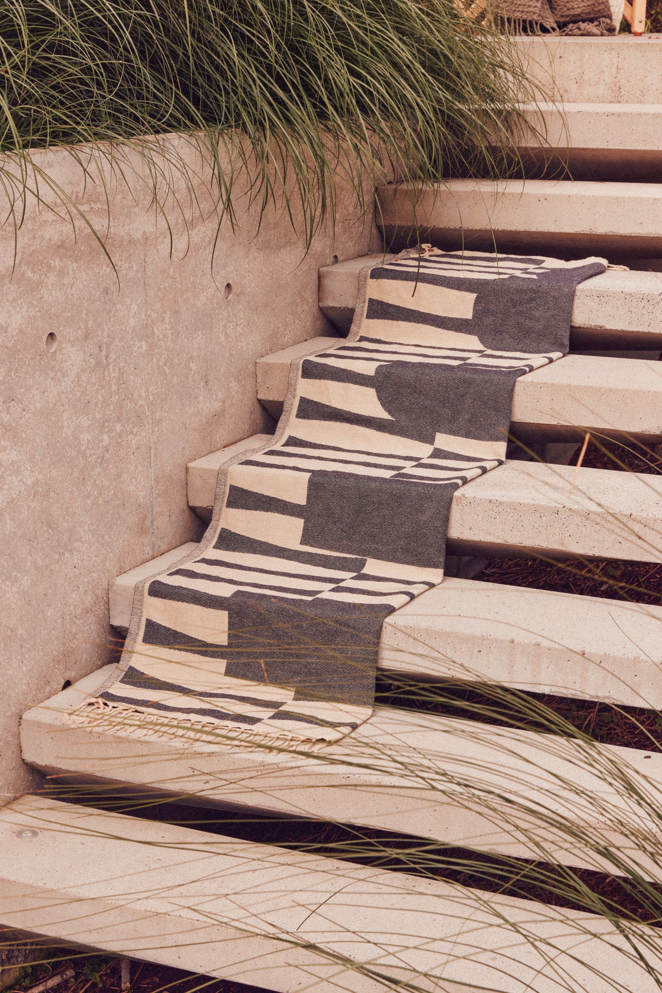 Totem Turkish Beach Towel | Black - - - Saardé - Saardé.