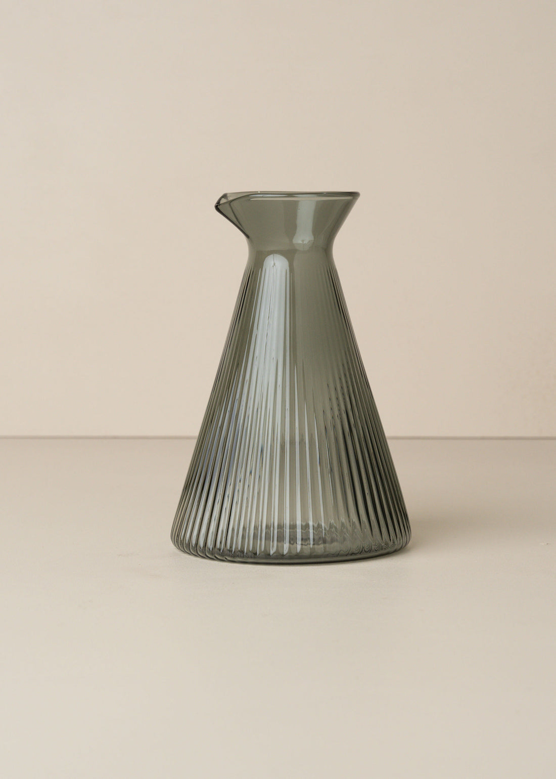 Kairos Angular Carafe | Smoke - - - Saardé - Saardé.