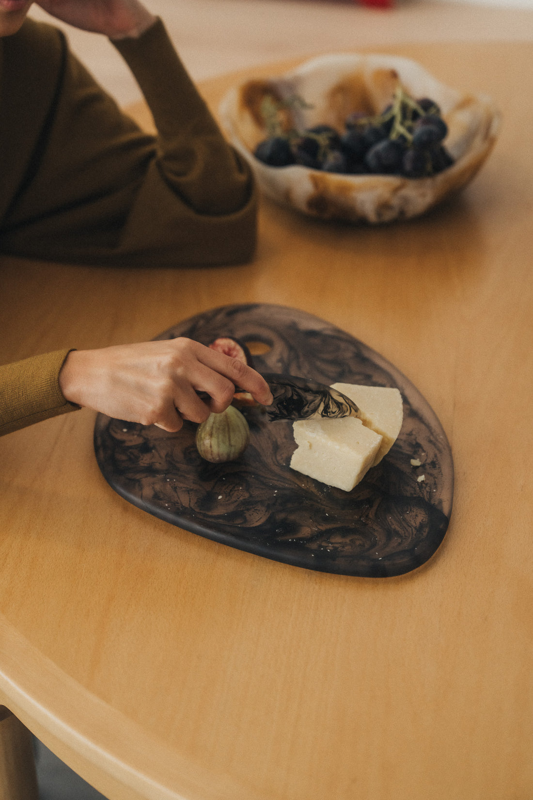 Flow Resin Cheese Platter | Smoke - - - Saardé - Saardé.