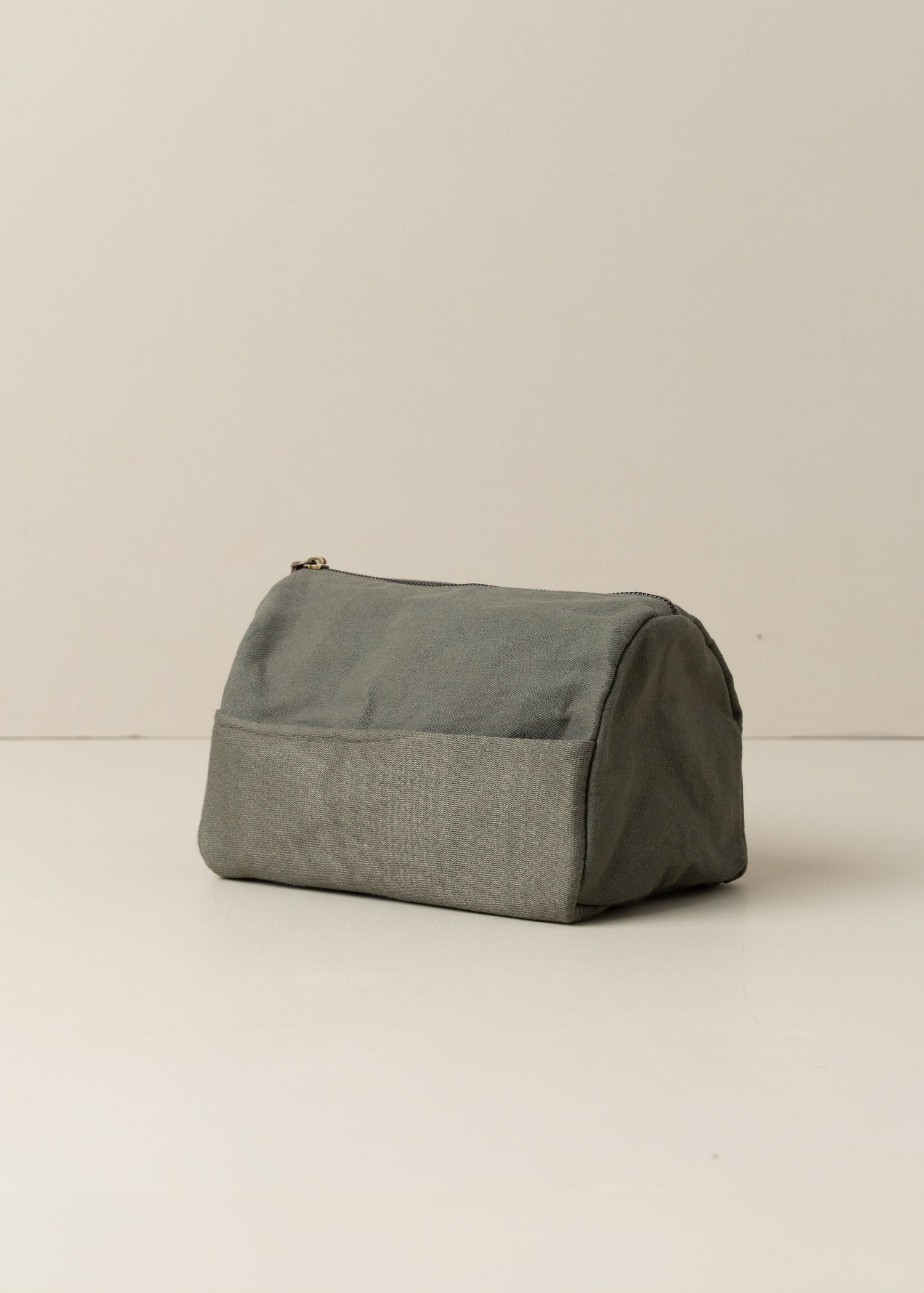 For senses: toiletry bag + moisturiser - - - Saardé - Saardé.