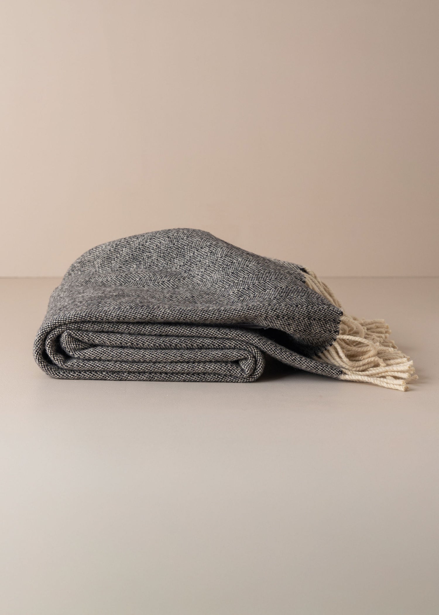 Serra da Estrela Wool Throw &amp; Bed Cover | Charcoal - - - Saardé - Saardé.