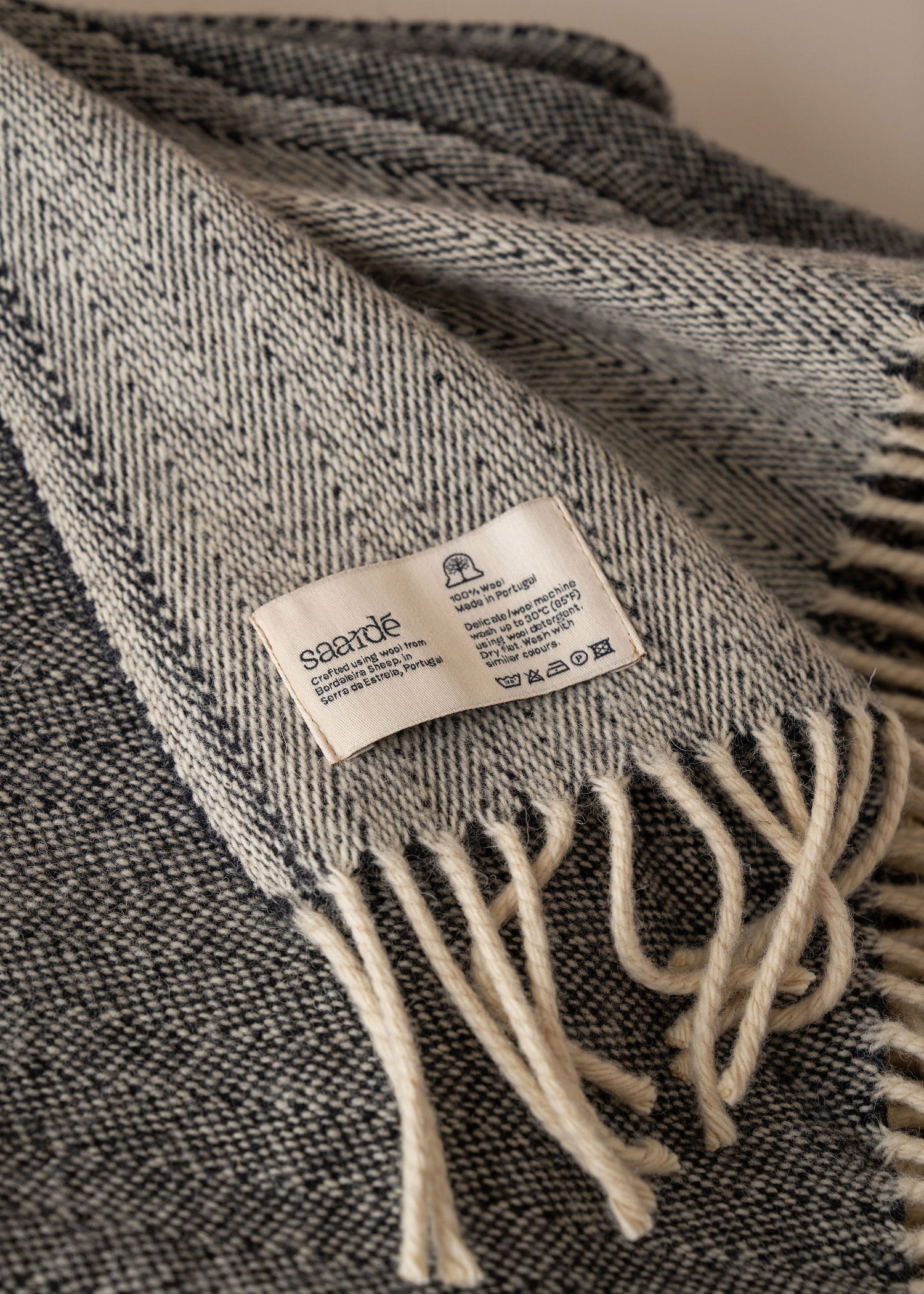 Serra da Estrela Wool Throw &amp; Bed Cover | Charcoal - - - Saardé - Saardé.