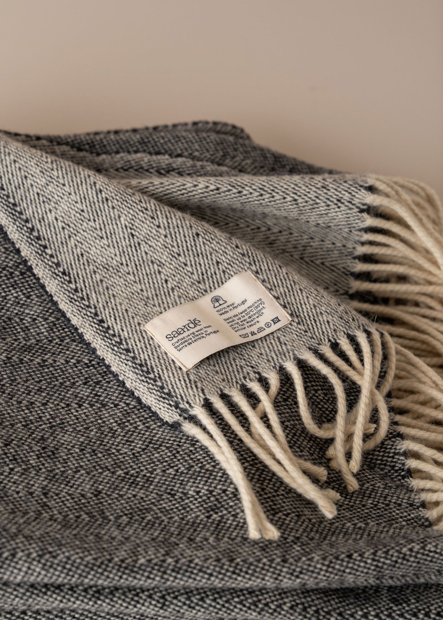 Serra da Estrela Wool Throw &amp; Bed Cover | Charcoal - - - Saardé - Saardé.