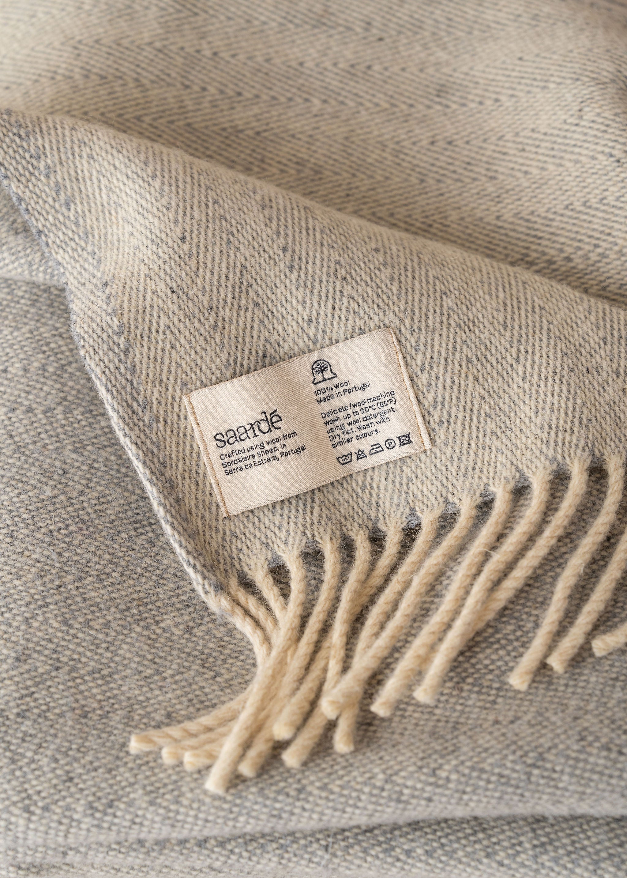 Serra da Estrela Wool Throw &amp; Bed Cover | Pale Grey - - - Saardé - Saardé.