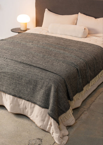 Serra da Estrela Wool Throw &amp; Bed Cover | Charcoal - - - Saardé - Saardé.