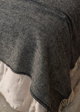 Serra da Estrela Wool Throw & Bed Cover | Charcoal - - - Saardé - Saardé.