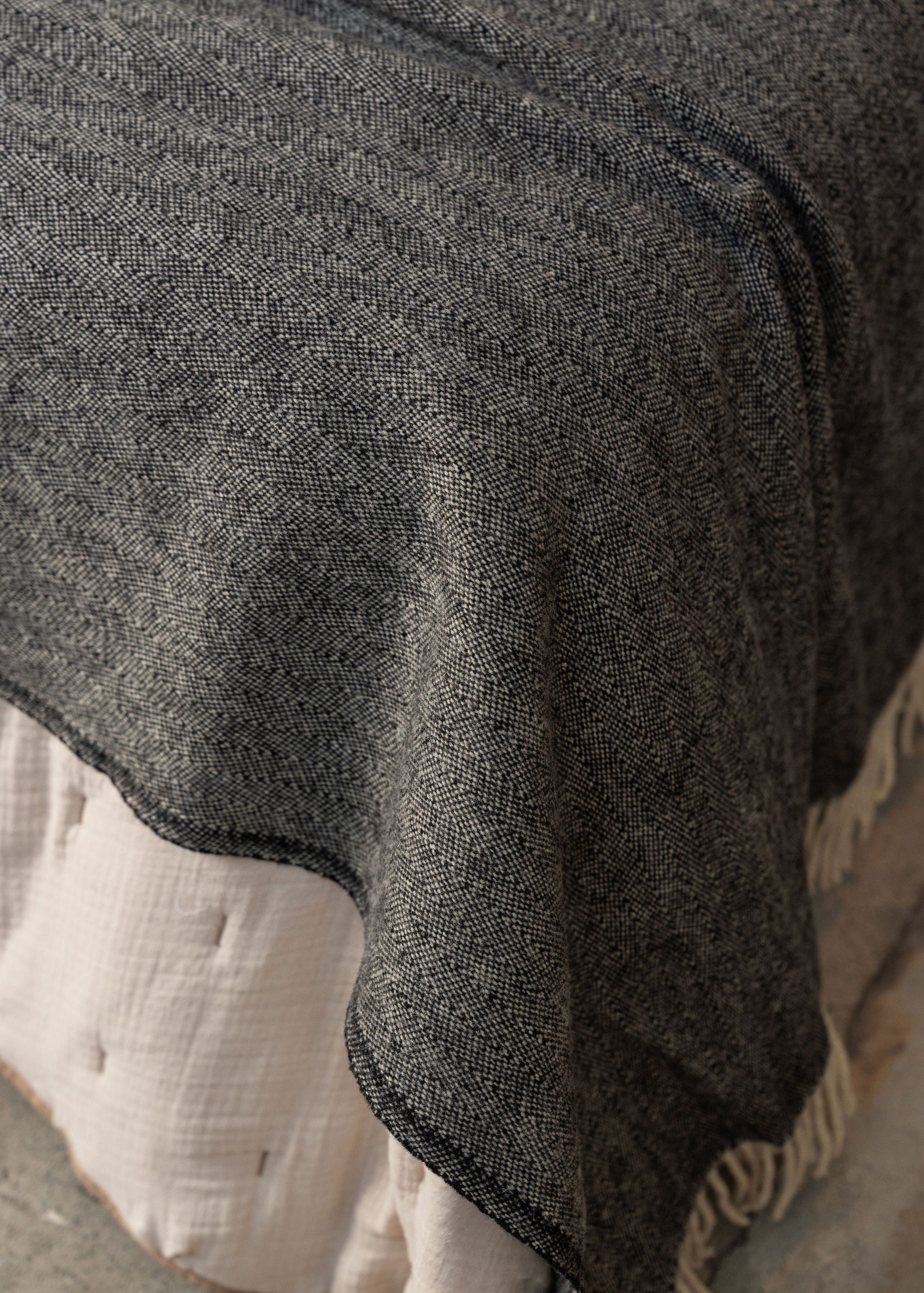 Serra da Estrela Wool Throw &amp; Bed Cover | Charcoal - - - Saardé - Saardé.