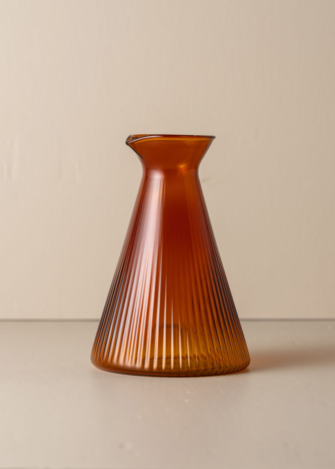 Kairos Angular Carafe | Amber - - - Saardé - Saardé.