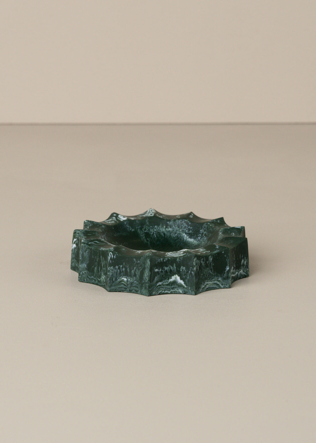 Flow Resin Sun Dish | Dark Jade - - - Saardé - Saardé.