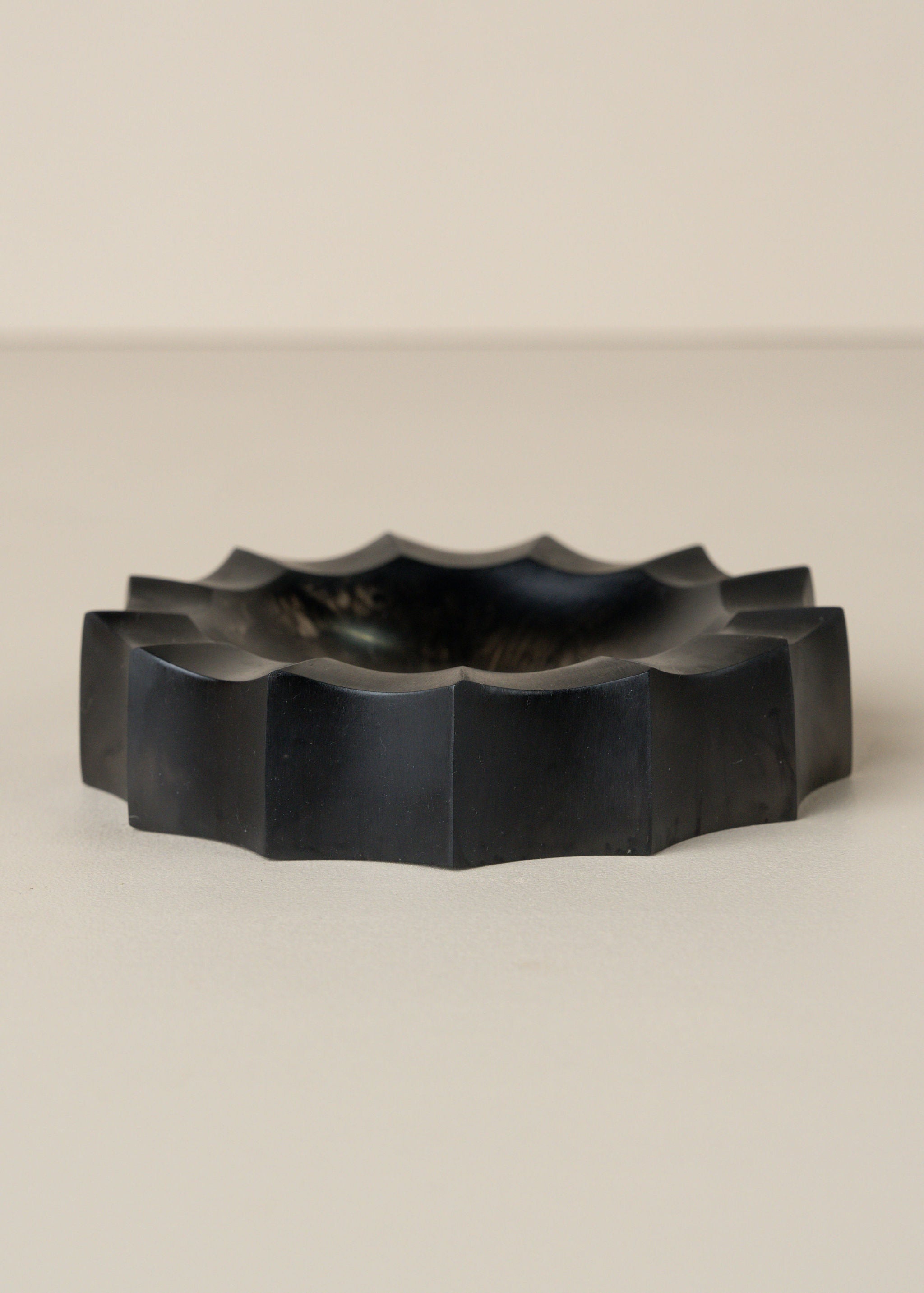 Flow Resin Sun Dish | Smoke - - - Saardé - Saardé.