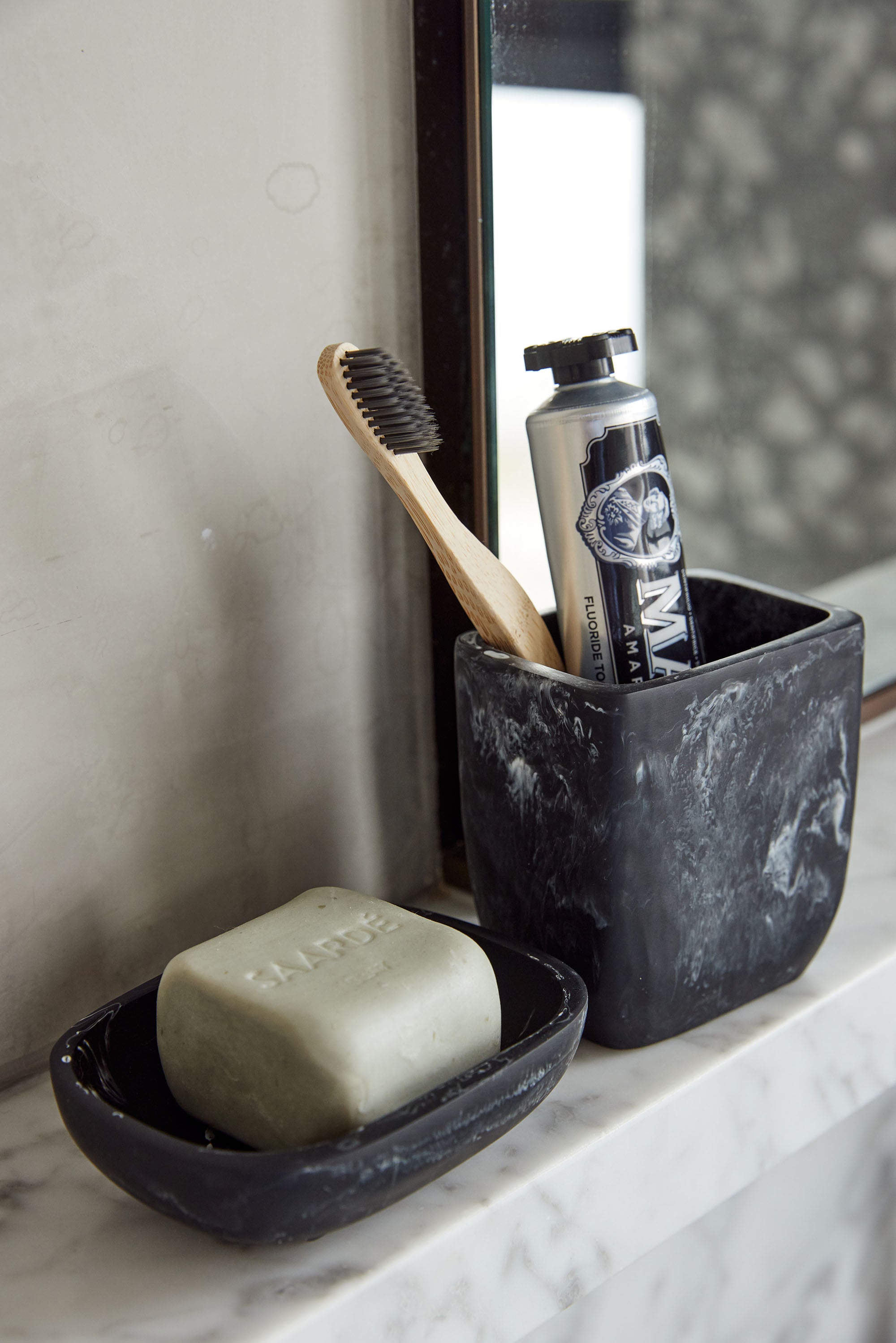 Flow Resin Toothbrush Holder | Ash Black -  -  - Saardé - Saardé.