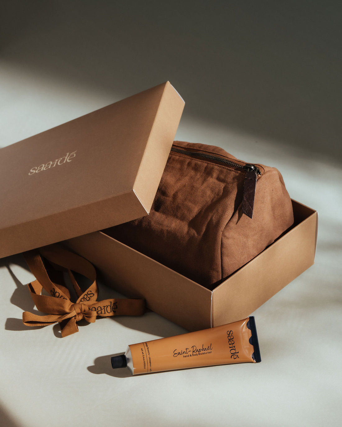 For senses: toiletry bag + moisturiser - Terracotta Toiletry Bag + Saint-Raphaël Moisturiser - Terracotta Toiletry Bag + Saint-Raphaël Moisturiser - Saardé - Saardé.